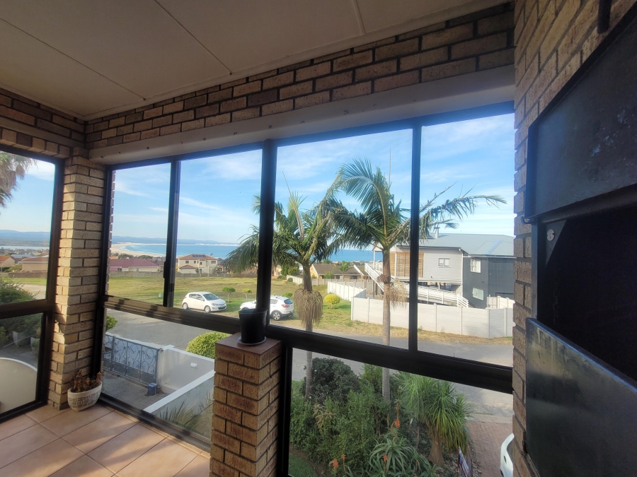 To Let 4 Bedroom Property for Rent in Wavecrest Eastern Cape